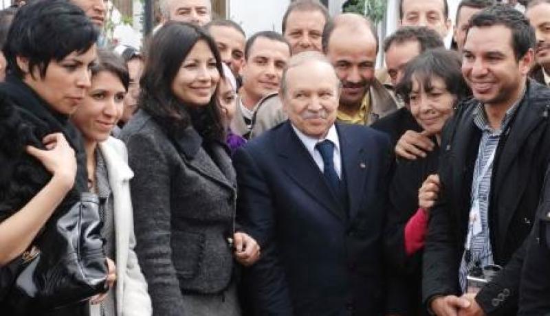 بوتفليقة يعد بمراجعة قانون الإعلام ويؤكد مؤازرته للصحافة