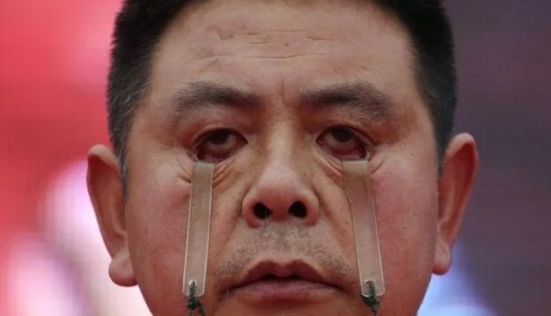 رجل صيني يرفع 4 كجم بجفون عينيه