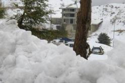 عاصفة ثلجية وأمطار تشل الحركة في لبنان