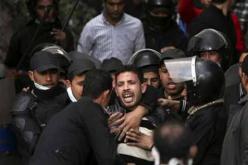 إصابة 4 مجندين وعشرات المتظاهرين خلال اشتباكات بالتحرير فجرا