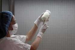 علماء يبحثون عن “الذهب الوردي” في حليب الأم لعلاج “كورونا”