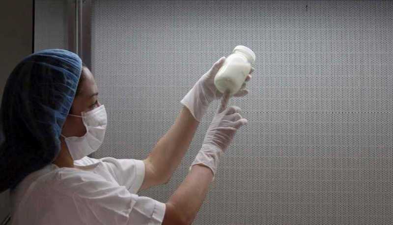 علماء يبحثون عن “الذهب الوردي” في حليب الأم لعلاج “كورونا”