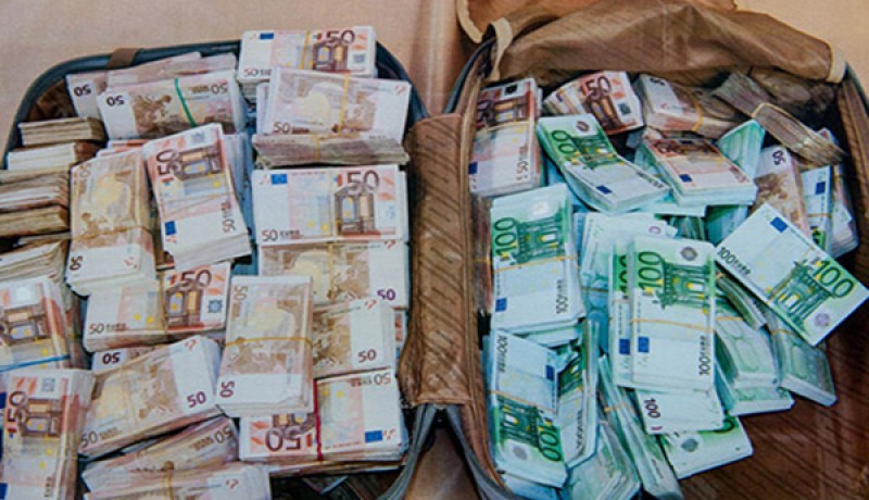 مستورد و5 إطارات بالجمارك متورّطون في تهريب عشرات ملايين الأورو إلى الخارج