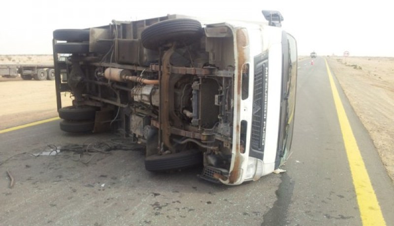 هلاك شاب وإصابة آخرين إثر انقلاب شاحنة بالنعامة