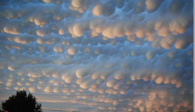 ظاهرة عجيبة تظهر السحب و الغيوم بشكل مخيف