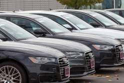 عامل نظافة يملك سيارات فاخرة ويتاجر بـ«الكاشيات»!