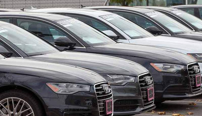 عامل نظافة يملك سيارات فاخرة ويتاجر بـ«الكاشيات»!