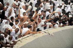 حجاج بيت الله يشرعون في رمي الجمار الثلاث
