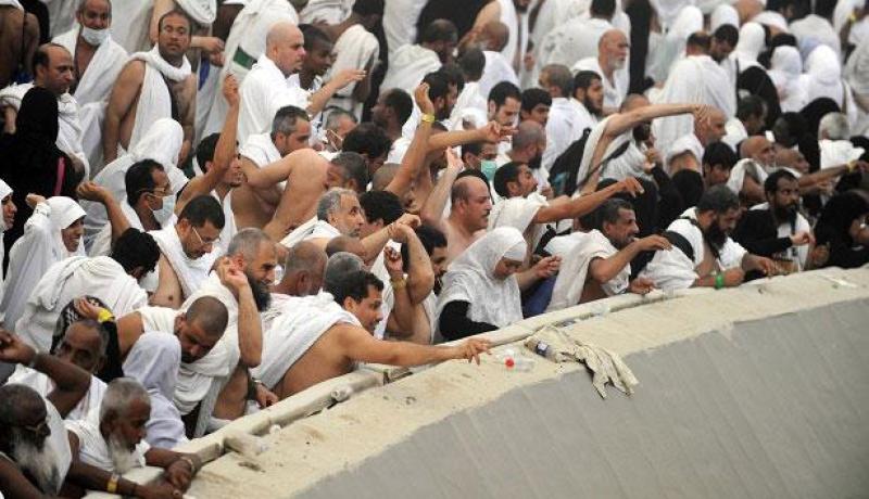 حجاج بيت الله يشرعون في رمي الجمار الثلاث