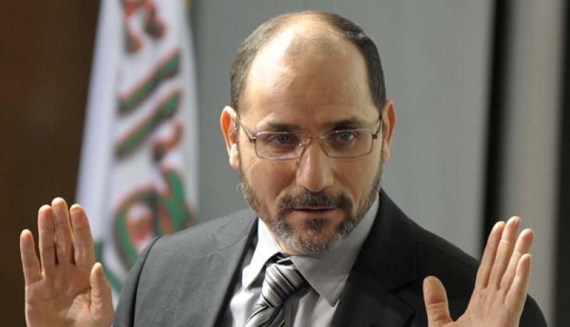 مقري ردا على بوشارب: من حقنا الحلم ورسم صورة جميلة للجزائريين