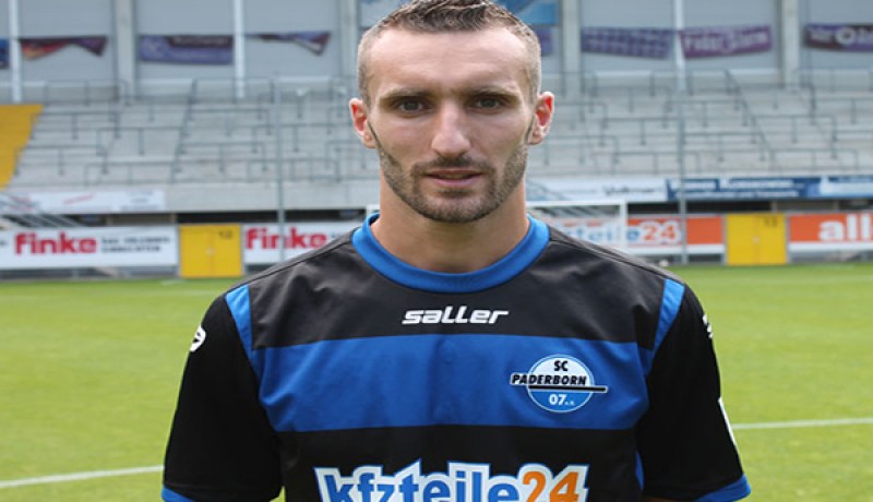 واعلي يتألق ويقود كورتري للفوز في غياب عطال