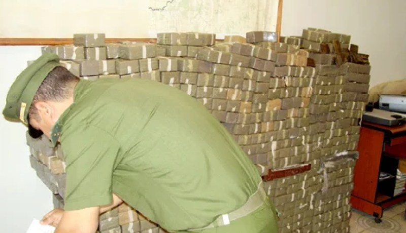 حجز 11 قنطار كيف و توقيف 5 مهربين بالنعامة