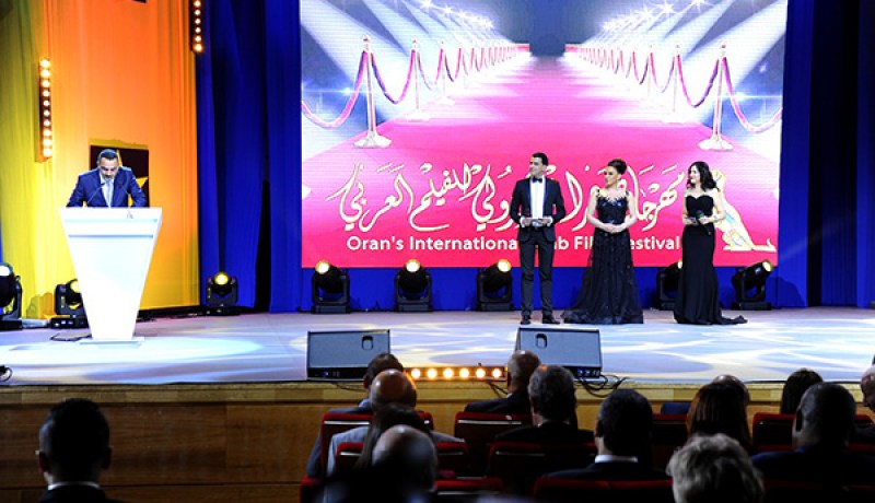 تسليم درع تكريمي لرئيس الجمهورية عبد العزيز بوتفليقة في اختتام مهرجان وهران للفيلم العربي
