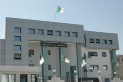 أهـــالي متهمـــين يحاولـــون مهاجمــــة قاضيـــة واقتحــام غرفـــــة الحجـــــز داخـــــل محكمــــــة الشراڤـــــة