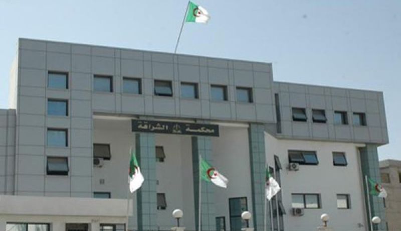 أهـــالي متهمـــين يحاولـــون مهاجمــــة قاضيـــة واقتحــام غرفـــــة الحجـــــز داخـــــل محكمــــــة الشراڤـــــة