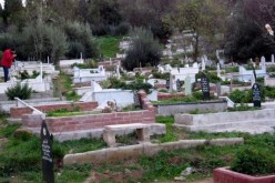 مواطنون يخرجون جثة امرأة من قبرها بعد سماع صوتها خلال الجنارة في الوادي!