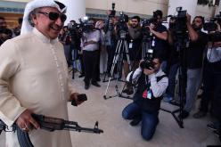 بالصور نواب بمجلس الأمة الكويتي يقتحمون البرلمان بـالرشاشات