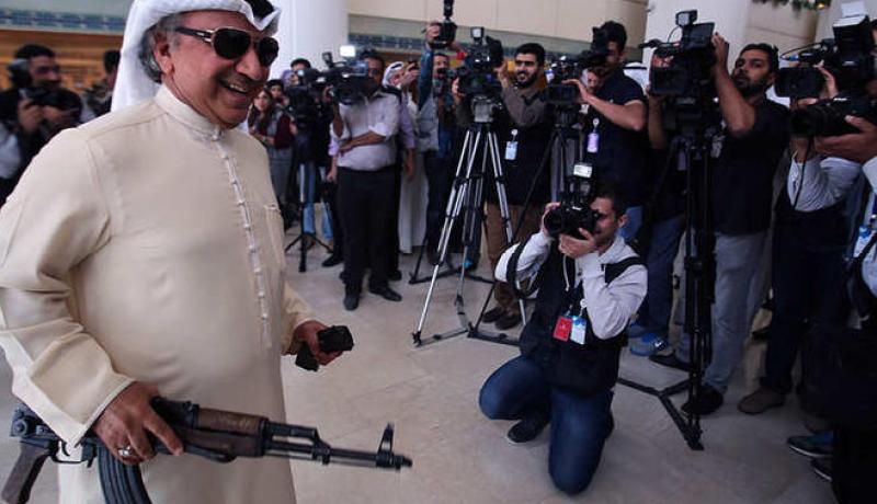 بالصور نواب بمجلس الأمة الكويتي يقتحمون البرلمان بـالرشاشات