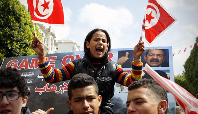 صور لتونسيين في مسيرة حاشدة ضد الإرهاب