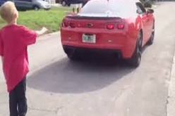 بالفيديو يخلع سن طفله بالسيارة