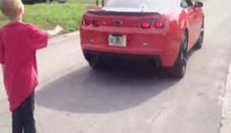 بالفيديو يخلع سن طفله بالسيارة