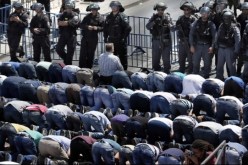 الإحتلال الاسرائيلي يمنع مئات الفلسطينيين من أداء صلاة الجمعة في الأقصى