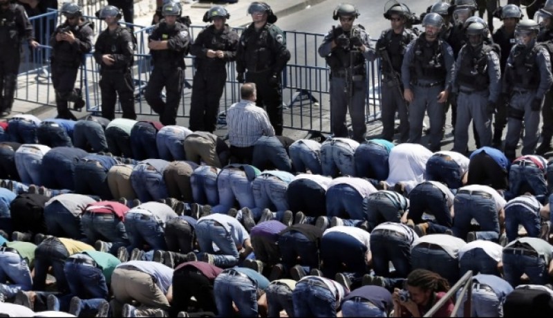 الإحتلال الاسرائيلي يمنع مئات الفلسطينيين من أداء صلاة الجمعة في الأقصى