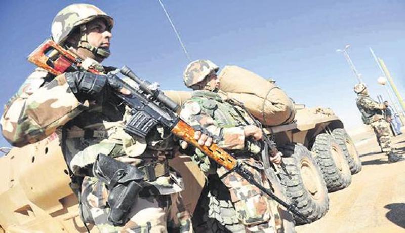 الجيش يوقف 7 أفارقة حاولوا اختراق الحدود مع ليبيا على متن سيارتين في جانت