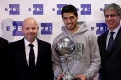 سواريز يتسلم جائزة أفضل لاعب لاتيني في 2015