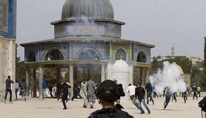 مستوطنون إسرائيليون يواصلون جولاتهم الإستفزازية بالقدس ويقتحمون الأقصى