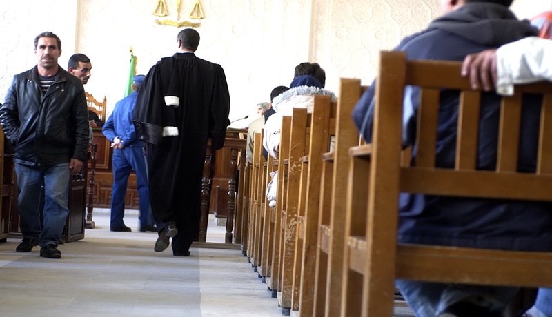 شاب يضرب ابنه الرضيع حتى الموت ثم يحتجز زوجته مدّة شهر لإخفاء الجريمة!
