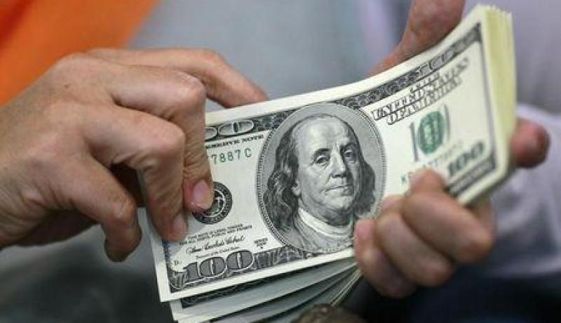 الدولار ينخفض مقابل اليورو وسط مخاوف أمريكية