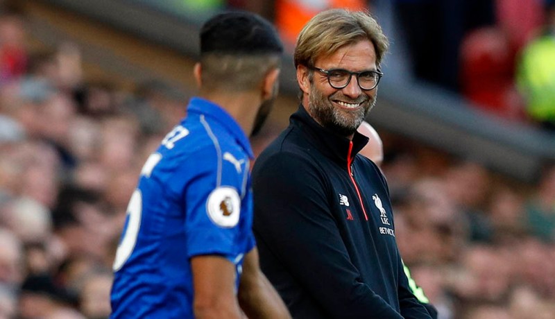 بالصور .. مدرب ليفربول يستفز رياض محرز أثناء المباراة