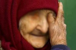 شاهد.. أبناء أجبروا أمهم المسنة على العيش بأبشع الطرق