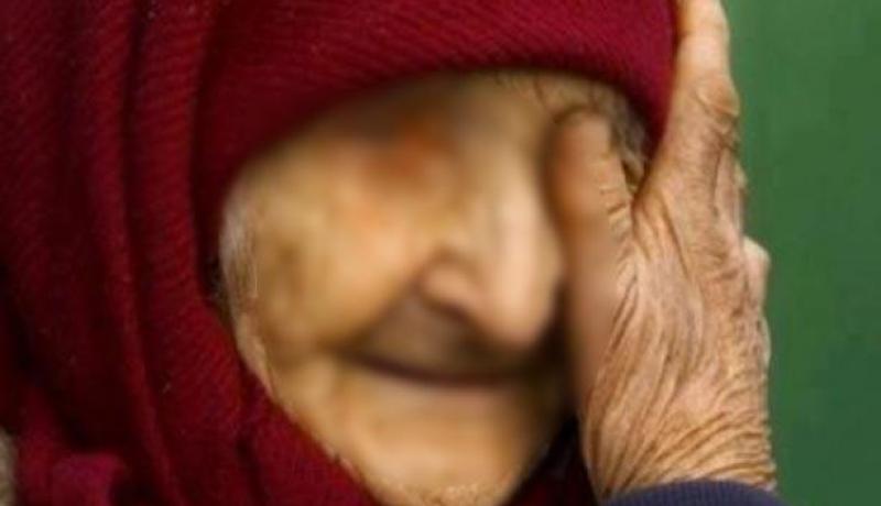 شاهد.. أبناء أجبروا أمهم المسنة على العيش بأبشع الطرق