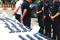  توقيف 3 أشخاص وحجز بندقيتين وعتاد عسكري بالبيض