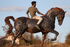 بالصور..فنان تركي يبدع بقطع الخردة