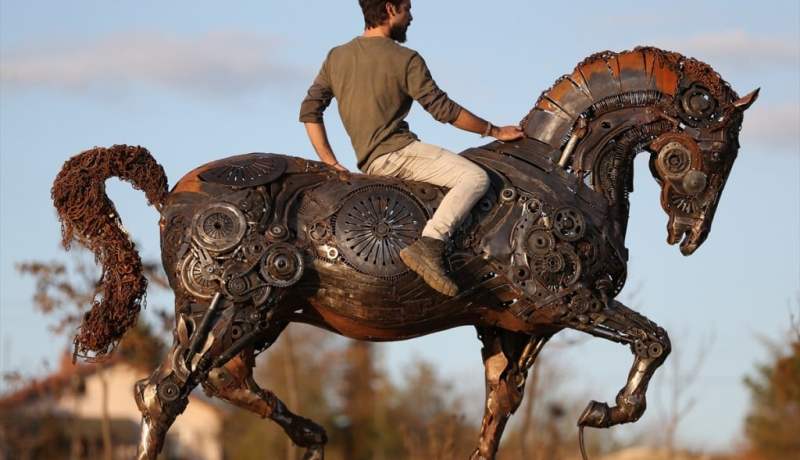 بالصور..فنان تركي يبدع بقطع الخردة