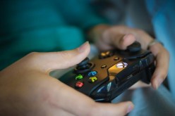 زوجتي.. طفلة معتوهة ومدمنة على الألعاب الإلكترونية !!