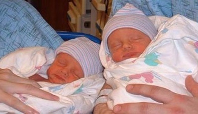حالة نادرة .. ولادة توأم بفارق 42 يوما