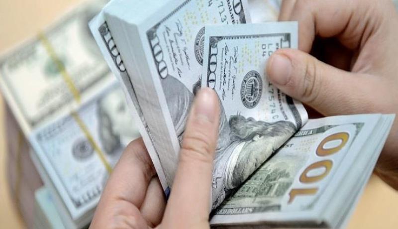 الدولار يرتفع من أدنى مستوى في 3 سنوات