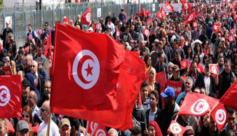 الحكومة التونسية تواجه “التوتر الاجتماعي” في البلاد بـ” زيادة الرواتب “