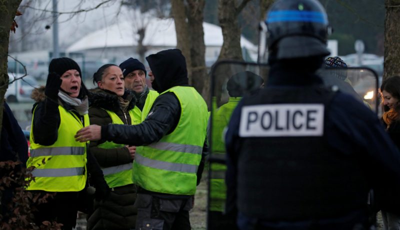 اعتقال العشرات من متظاهري السترات الصفراء بفرنسا