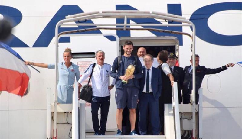 بالصور.. منتخب فرنسا يصل للعاصمة باريس