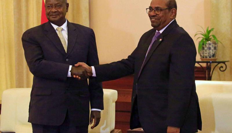 دولة إفريقية تسعى لإنقاذ البشير بمنحه اللجوء السياسي