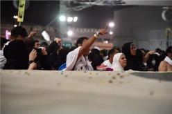 حجاج بيت الله في مشعر منى لرمي الجمرات