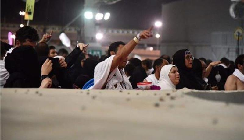 حجاج بيت الله في مشعر منى لرمي الجمرات