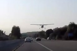 بالفيديو.. طائرة أمريكية تهبط وسط السيارات
