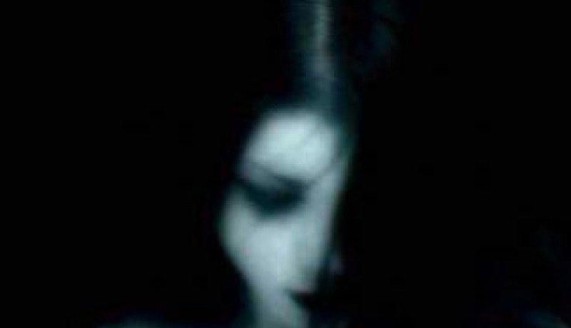 استهتار أهلي‮ ‬جعلني‮ ‬لقمة شهية‮ ‬يتلذذ بها الجياع‮!!‬