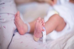 بالفيديو..خطف طفلة بعد ساعات من ولادتها